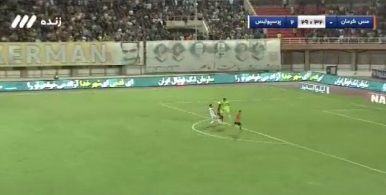 عکس| پرسپولیسیها شاکی شدند/ صحنه مشکوک در نیمه نخست؛ گلر مس کرمان باید اخراج میشد!