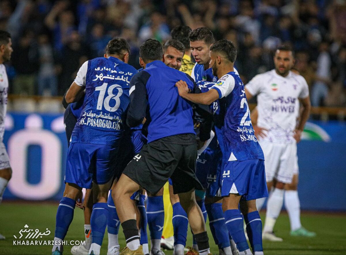 استقبال استقلال از دربی با گلباران هوادار/ الهامی در آزادی با شش گل ساکت شد!