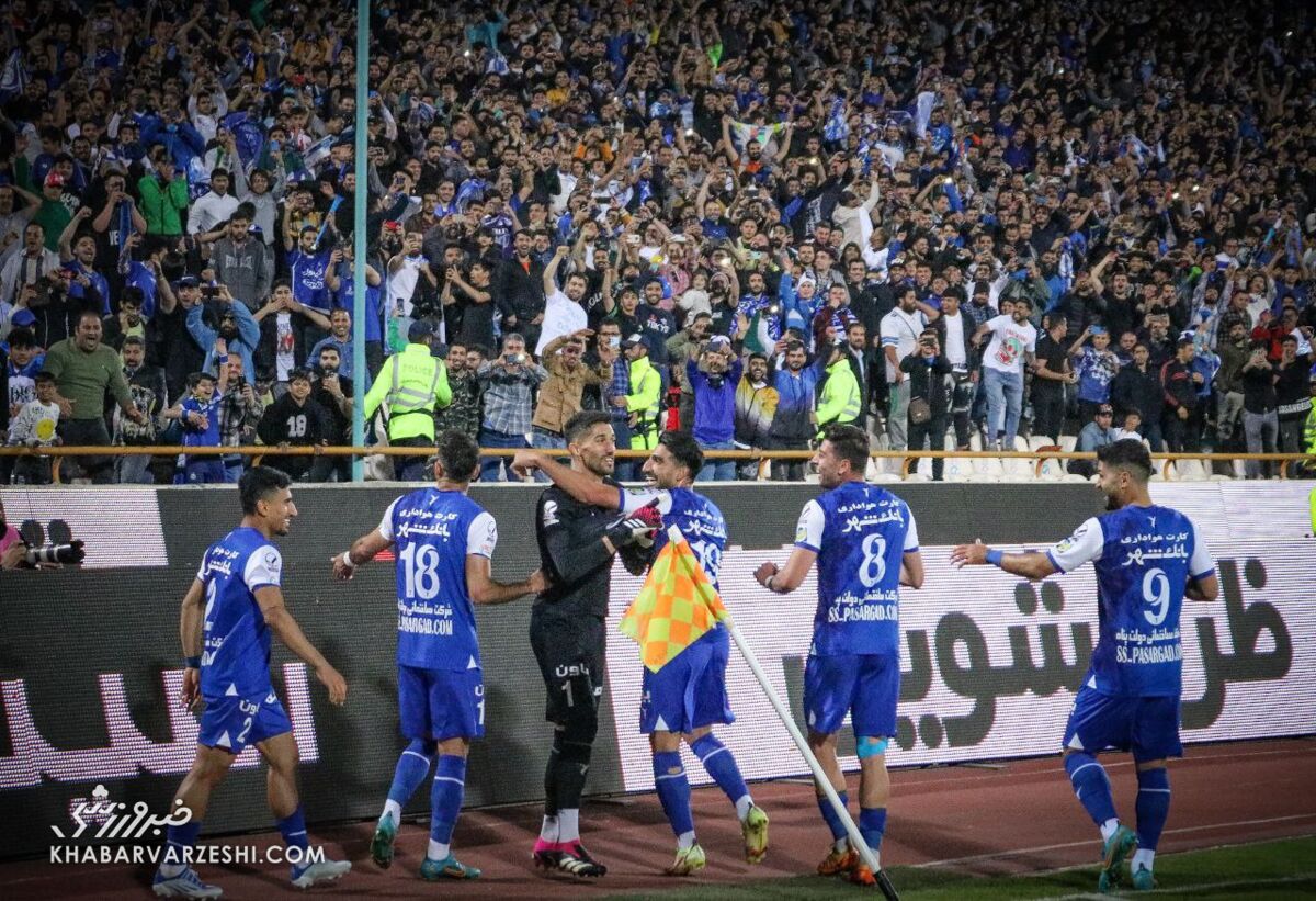 فقط ۱۵هزار بلیت؛ آنهم برای حساسترین دربی تاریخ؟/ تمرین استقلال ۵ هزار تماشاگر دارد/ با احترام به پرسپولیس فقط برد به درد ما میخورد