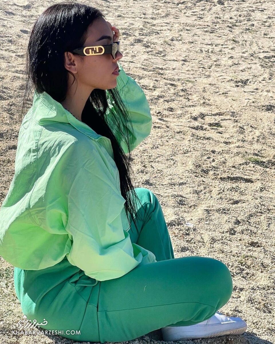 لباس عکس رونالدو و زنش در تخت خواب