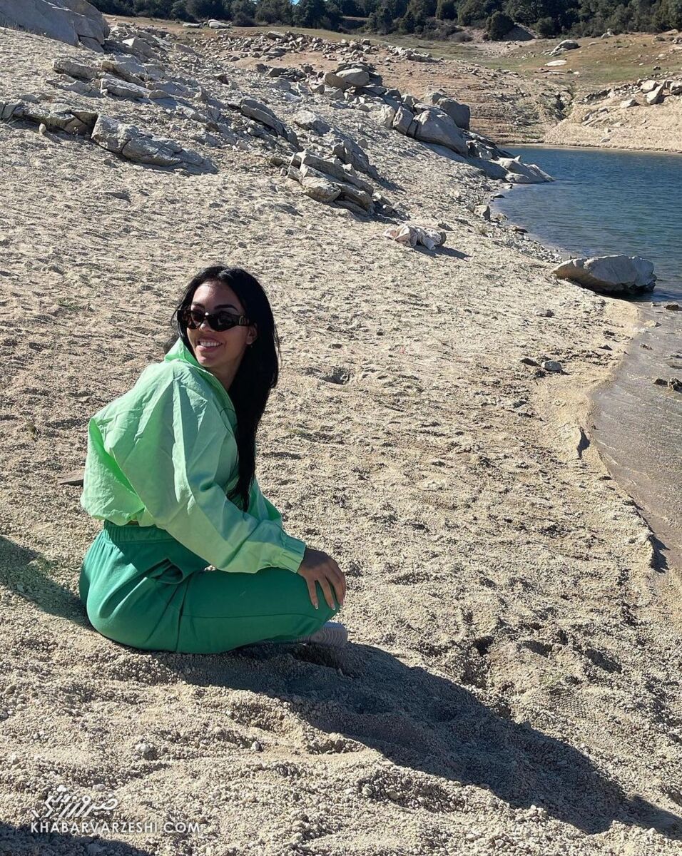 عکس جورجینا در ساحل
