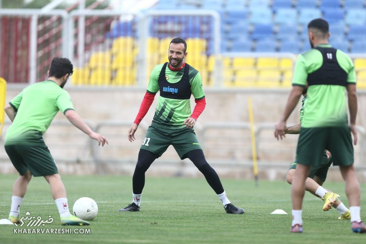 تصاویر| چهره مشترک پرسپولیسیها قبل از دربی/ ۲ مهمان ویژه به سرخها اضافه شدند!