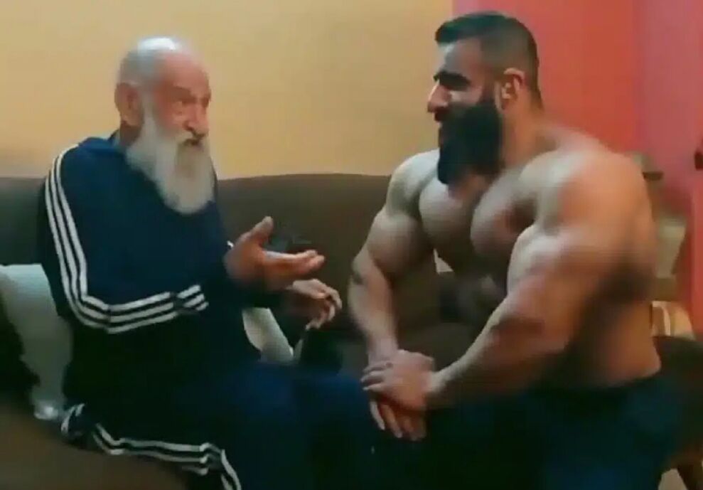 عکس| فیگور گرفتن هادی چوپان برای عقاب ایران/ تصویر جالب از گرگ پارسی در کنار پهلوان خلیل