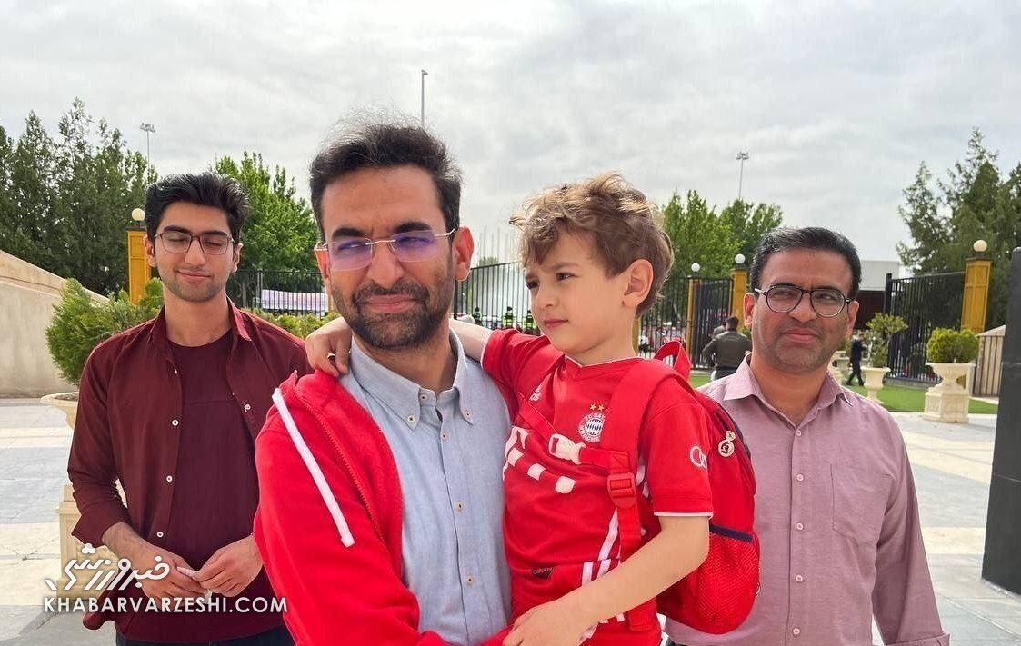 عکس| وزیر پرسپولیسی با لباس قرمز در استادیوم آزادی