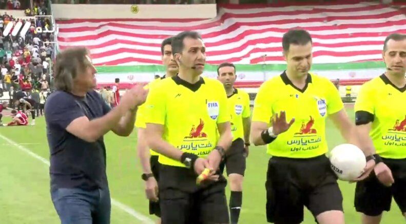 ساپینتو برای استقلال کوچک است؛ این مربی به درد تیم های معمولی میخورد نه تیم ما/ برای نزدیک شدن به داور دربی استارت ۱۰۰ متری می زند؛ رفته بودی فحش بدهی یا...