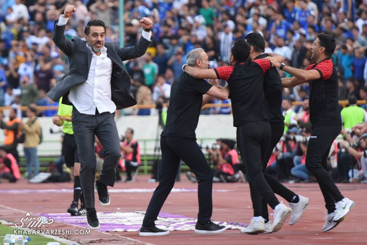 شادی گل مربیان پرسپولیس پس از گلزنی در دربی