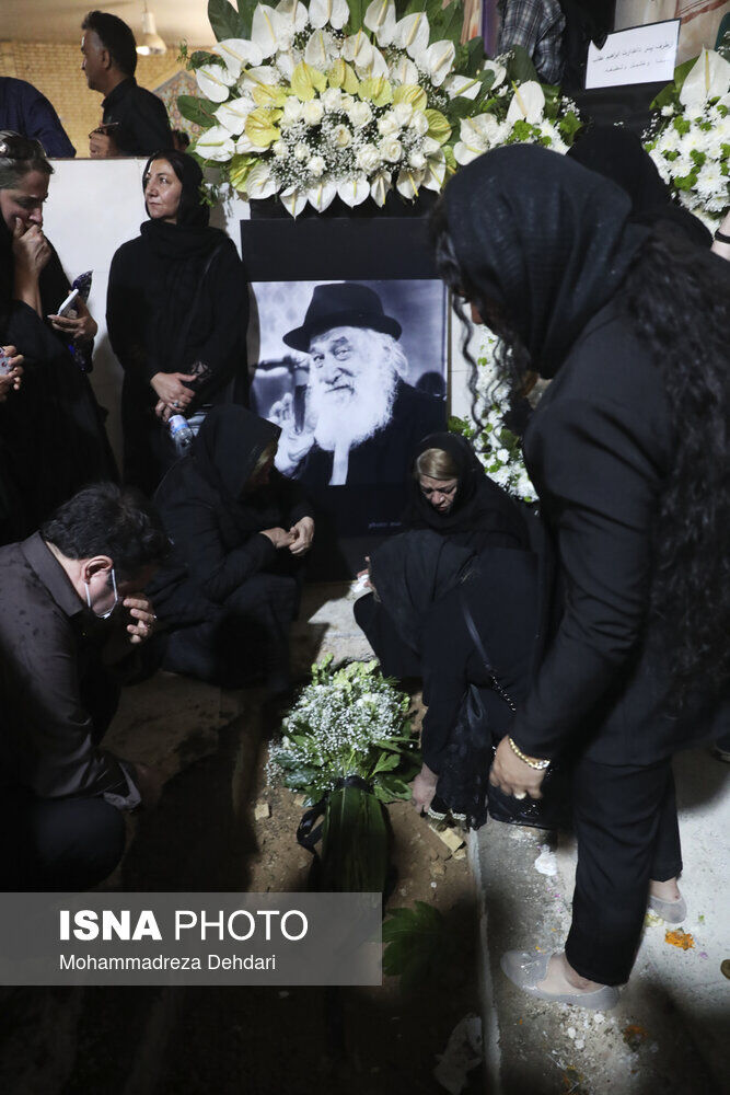 تصاویر تلخ از خاکسپاری خلیل عقاب با حضور هادی چوپان