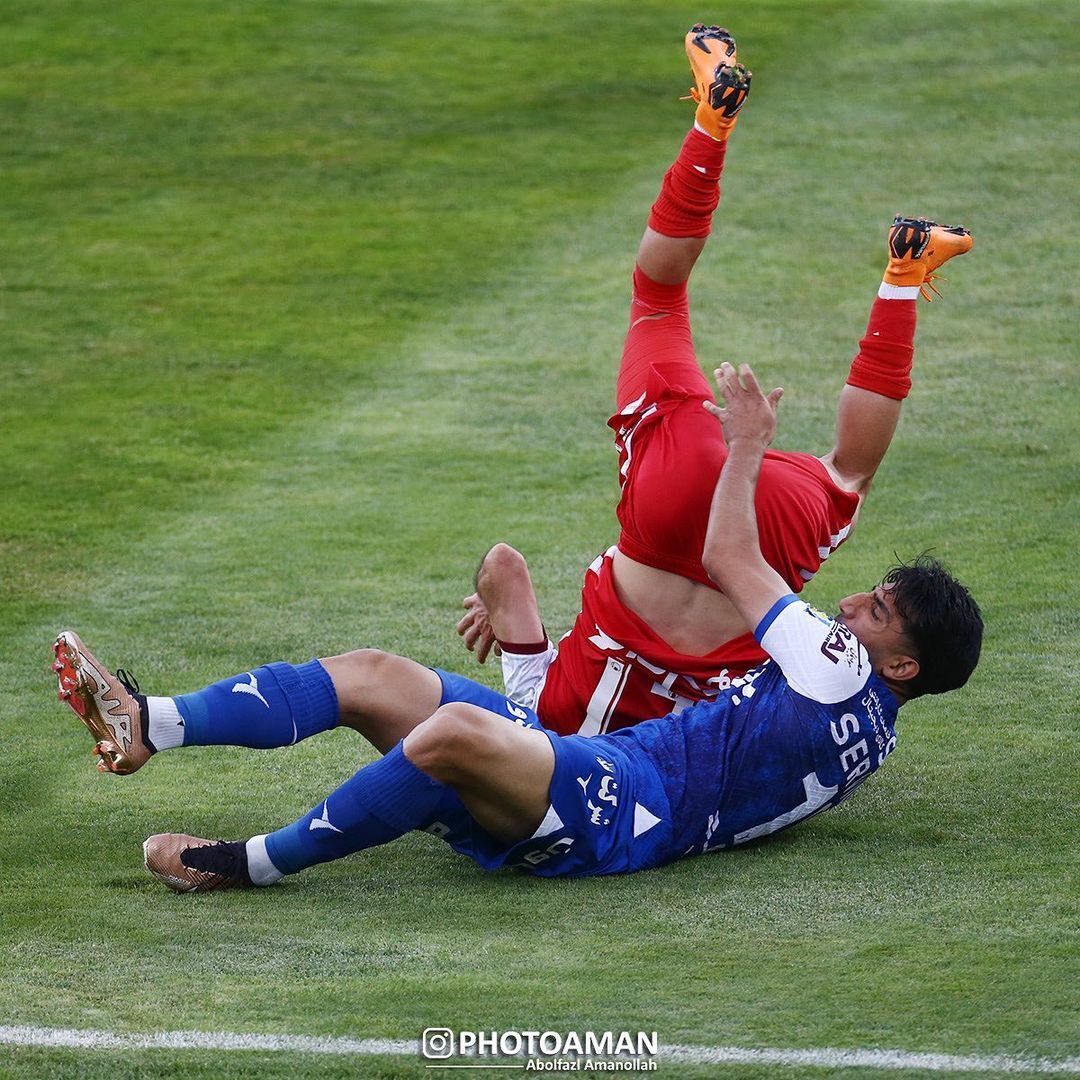 تصاویر| فریم به فریم با اجرای فن زیبا کشتی در دربی تهران/ بمب پرسپولیس ضربه فنی شد