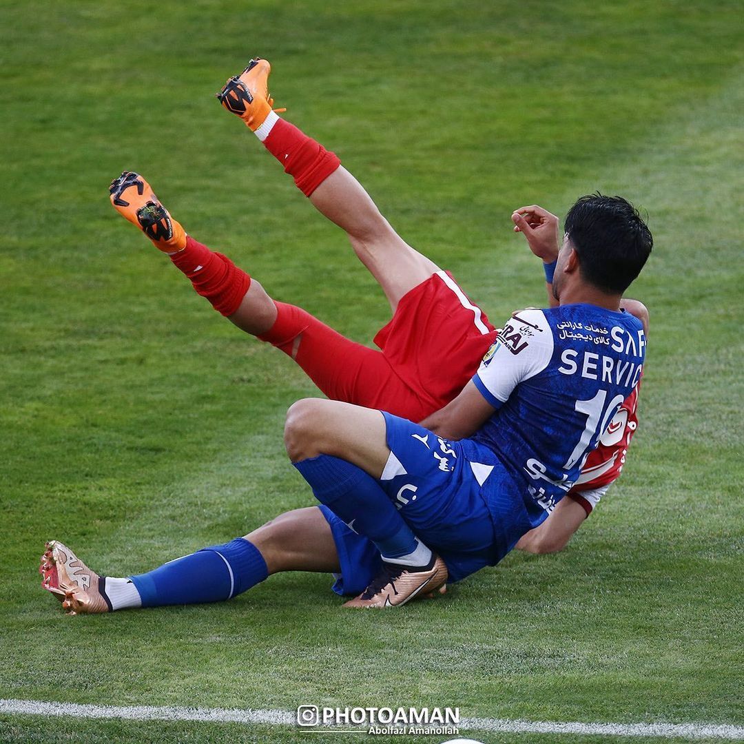 تصاویر| فریم به فریم با اجرای فن زیبا کشتی در دربی تهران/ بمب پرسپولیس ضربه فنی شد