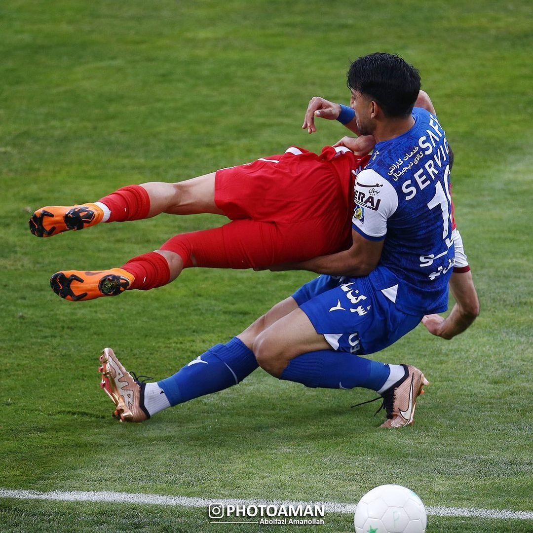 تصاویر| فریم به فریم با اجرای فن زیبا کشتی در دربی تهران/ بمب پرسپولیس ضربه فنی شد