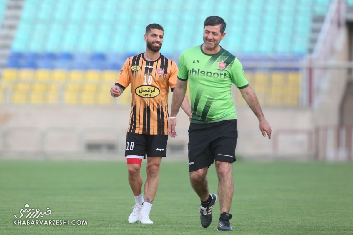 تصاویر| کُریخوانی دستهجمعی پرسپولیسیها/ فضای سرخها با کریم باقری و سید جلال حسینی عوض شد!