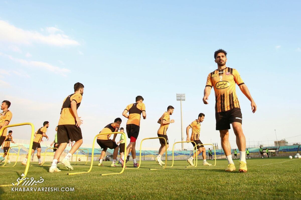 تصاویر| کُریخوانی دستهجمعی پرسپولیسیها/ فضای سرخها با کریم باقری و سید جلال حسینی عوض شد!