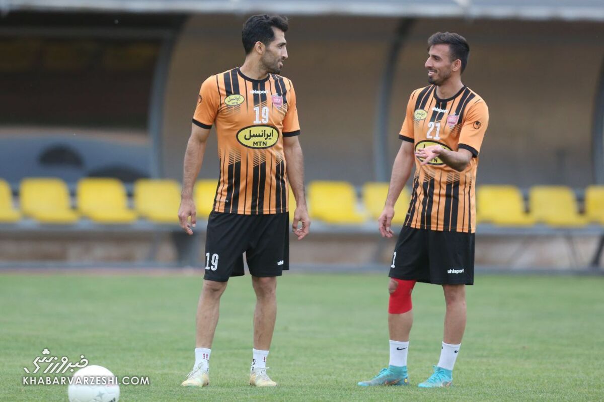 تصاویر| کُریخوانی دستهجمعی پرسپولیسیها/ فضای سرخها با کریم باقری و سید جلال حسینی عوض شد!