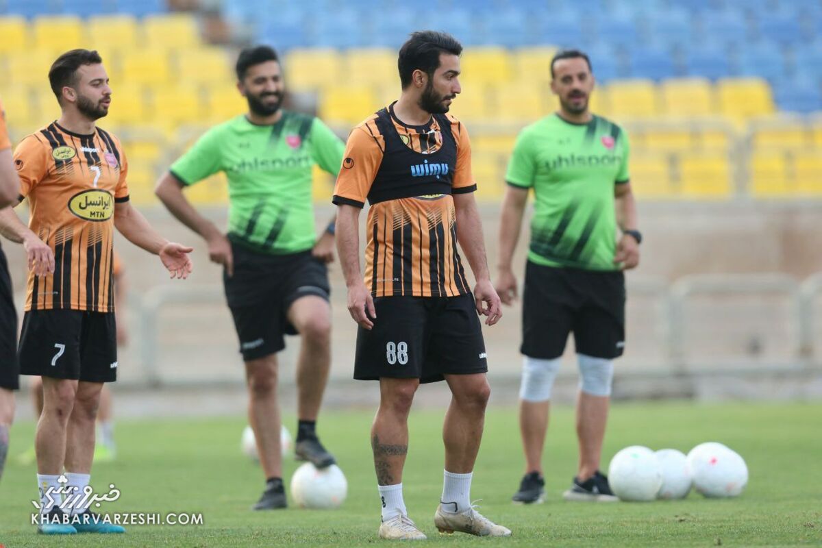 تصاویر| کُریخوانی دستهجمعی پرسپولیسیها/ فضای سرخها با کریم باقری و سید جلال حسینی عوض شد!