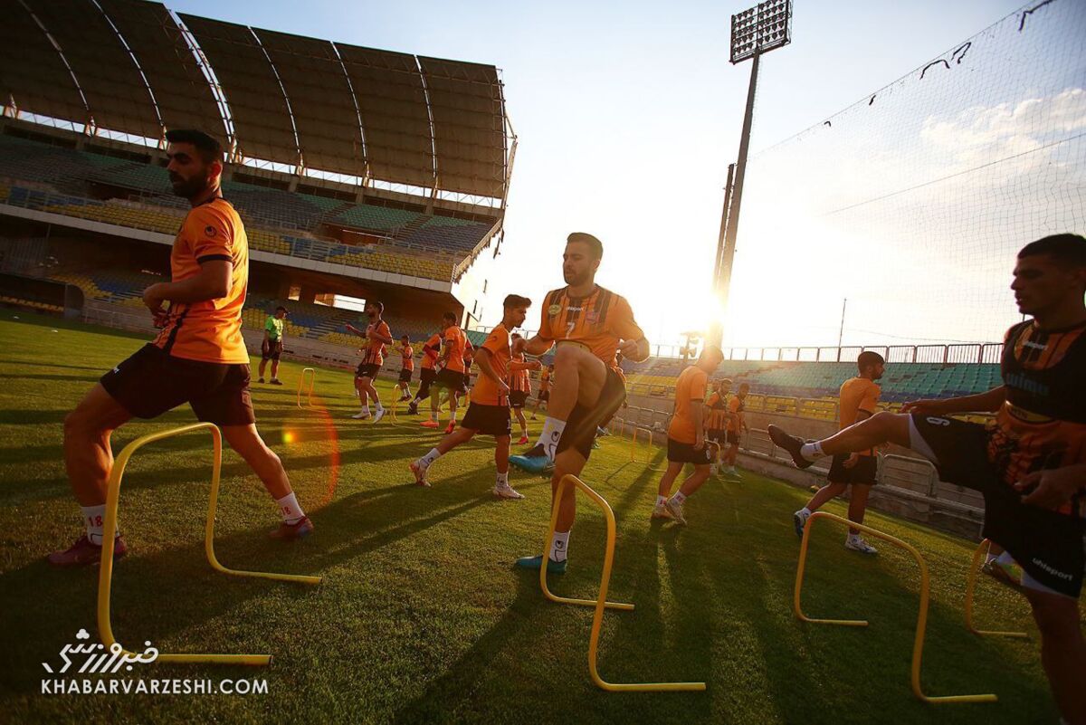 تصاویر| کُریخوانی دستهجمعی پرسپولیسیها/ فضای سرخها با کریم باقری و سید جلال حسینی عوض شد!