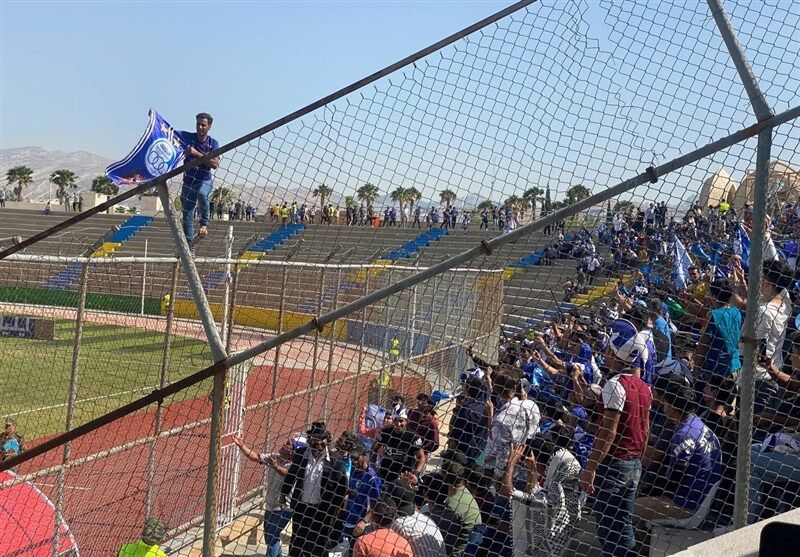 تصاویر| درگیری استقلالیها و هجوم به جایگاه هواداران رقیب/ واکنش فوری آبیها به تشویق ستاره پرسپولیس