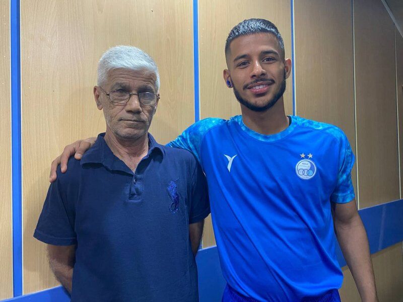 تصاویر| قایدی بمب انگیزه شد!/ حضور مهمان اختصاصی در استادیوم برای تماشای ستاره استقلال