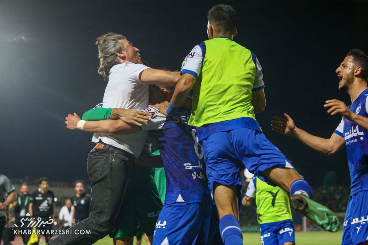 تصاویر| شادی گل عجیب و غیرمنتظره سرمربی استقلال/ ساپینتو ستاره محبوبش را بوسه باران کرد