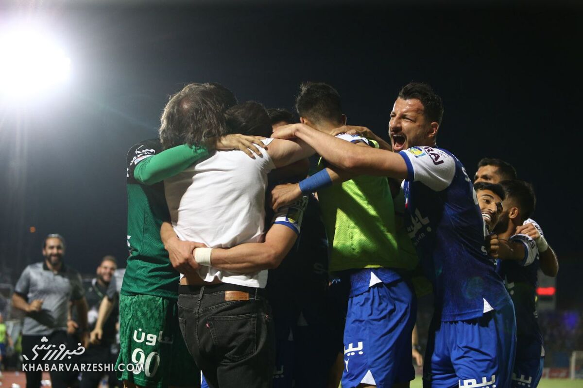 تصاویر| شادی گل عجیب و غیرمنتظره سرمربی استقلال/ ساپینتو ستاره محبوبش را بوسه باران کرد