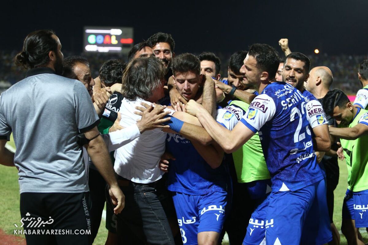 تصاویر| شادی گل عجیب و غیرمنتظره سرمربی استقلال/ ساپینتو ستاره محبوبش را بوسه باران کرد