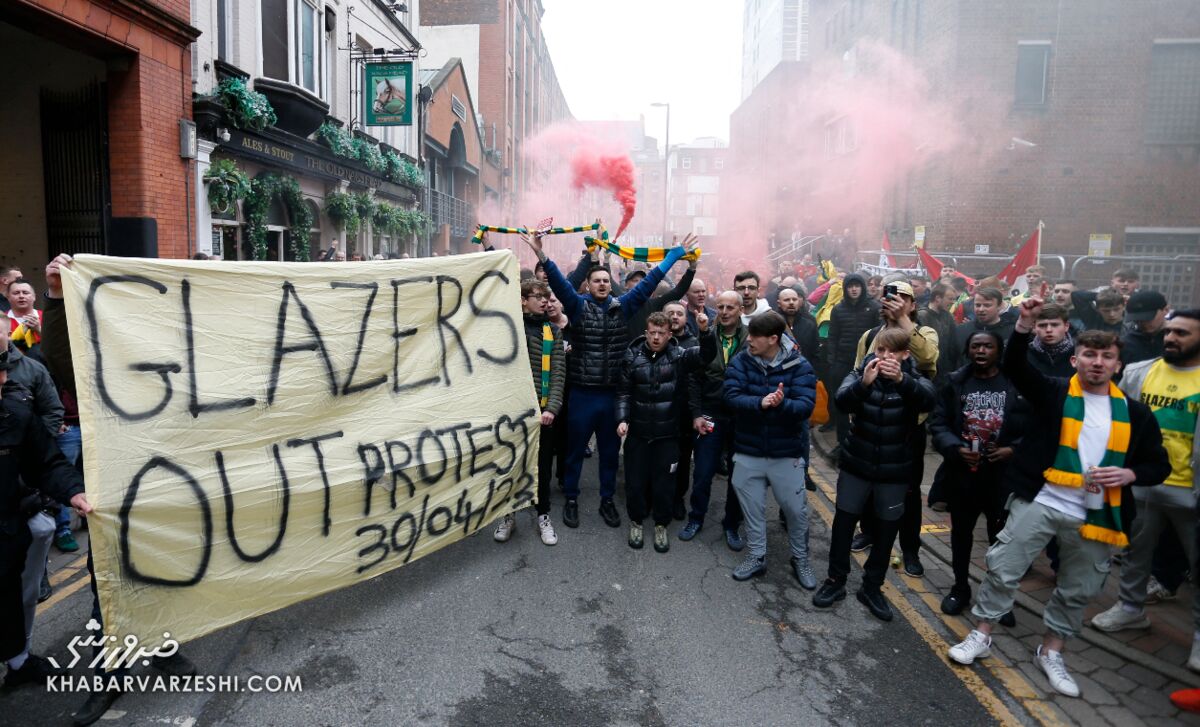 خشم هواداران سرخها به بیرون ورزشگاه کشیده شد/ تصاویر این اعتراض شدید را ببینید