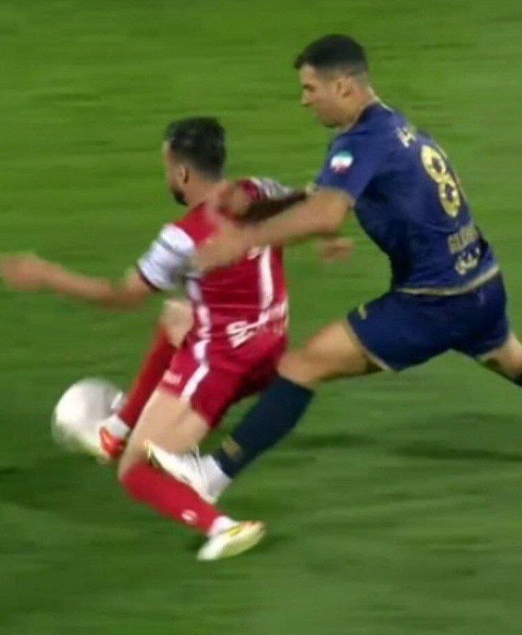 عکس| خطای وحشتناک بازیکن گلگهر روی سروش رفیعی/ اخراجی که کارشناس داوری تایید کرد