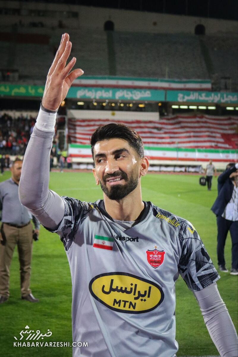 عکس| تکرار رفتار بیرانوند در دربی/ گلر پرسپولیس باز هم به سمت هواداران رفت اما...