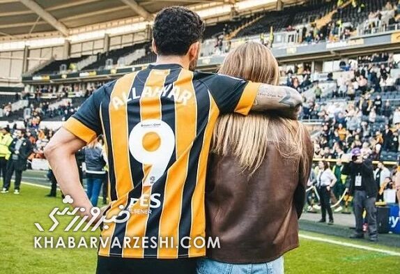 عکس | عاشقانههای مهاجم استقلالی با همسرش وسط زمین فوتبال 2