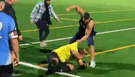 عکس| کتک زدن داور فوتبال به قصد کشت/ داور بازی را از زیر مشت و لگد خارج کردند