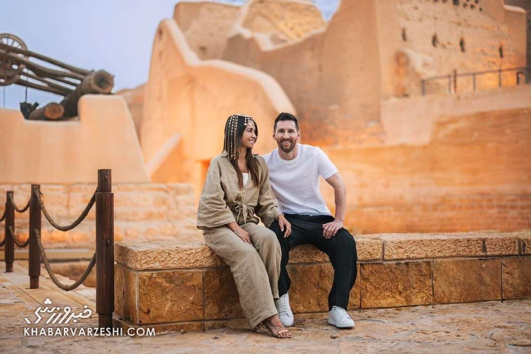 عکس| ژست‌های عاشقانه مسی و همسرش در عربستان/ آنتولا لباس سنتی عربی را پوشید