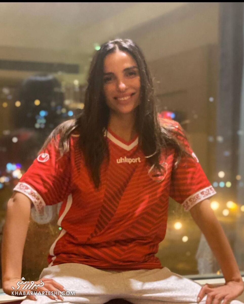 عکس| لباس پرسپولیس بر تن این زن/ مدیر آکادمی فیلم هالیوود سرخپوش شد