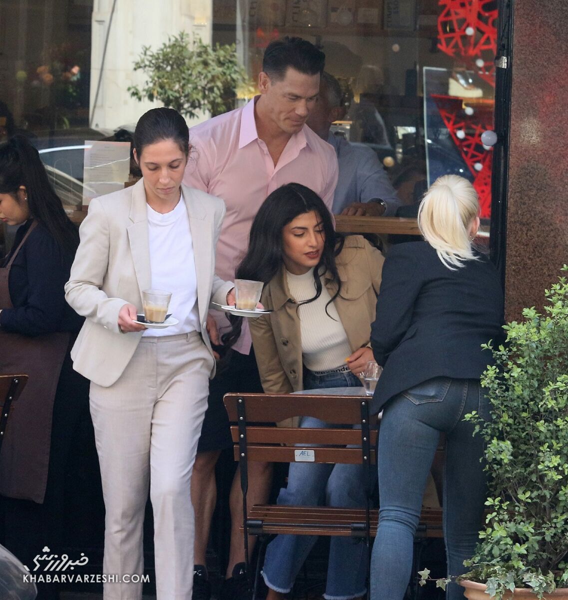 تصاویر شکار شده از جان سینا و همسر ایرانیاش