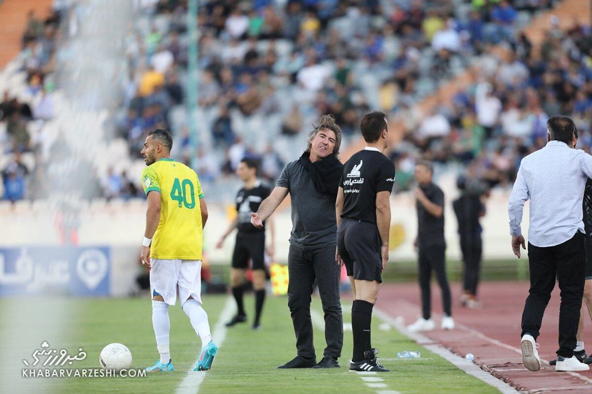 حمله تند یک پرسپولیسی به ساپینتو؛ دیده شده آب دهان پرتاب میکند/ سرمربی استقلال فقط جر میزند!