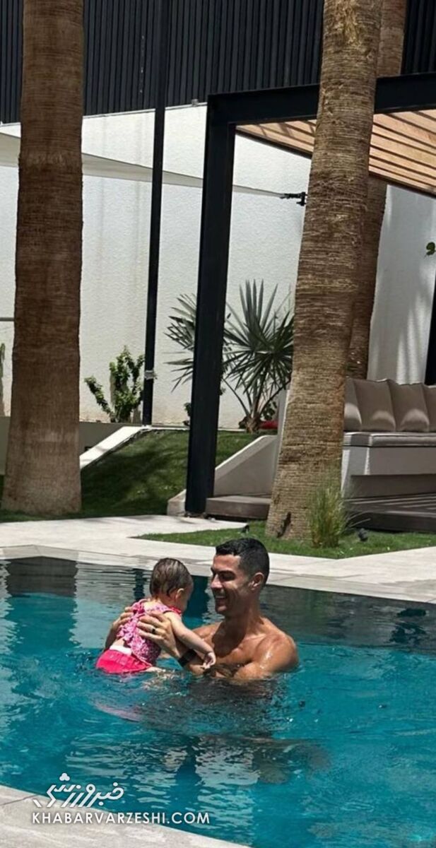 عکس| عاشقانههای رونالدو در استخر/ این دختر همه زندگی کریس است