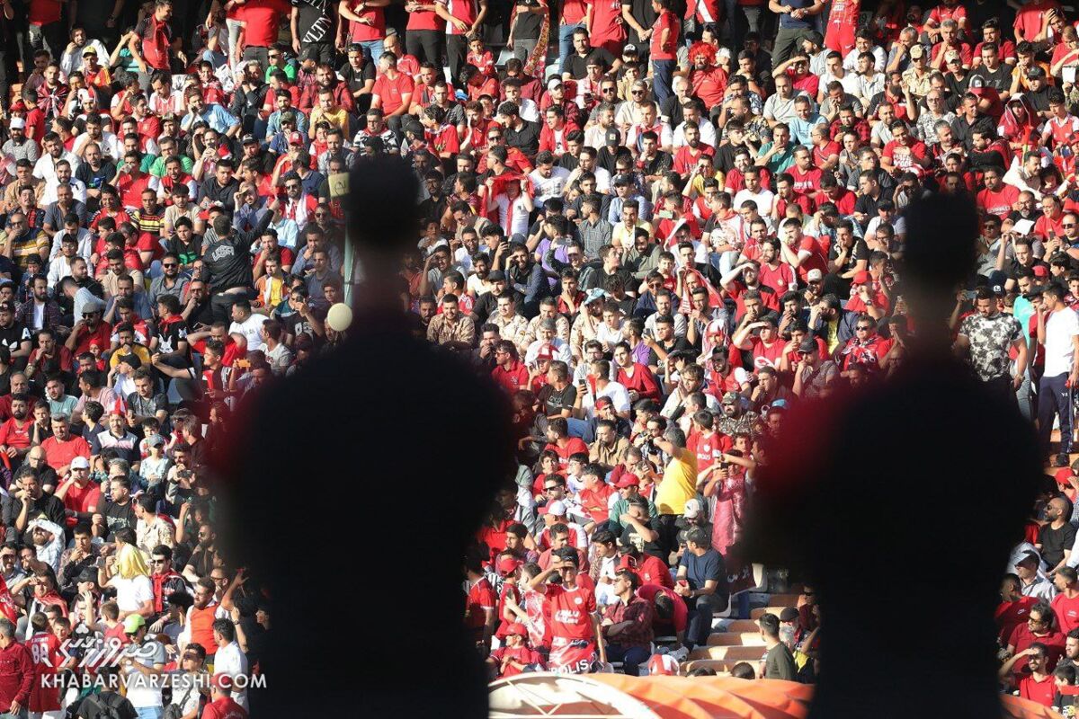 شعارهای تند پرسپولیسی‌ها علیه ستاره آبی‌پوش/ رنگ پیراهن رقیب سوژه شد  