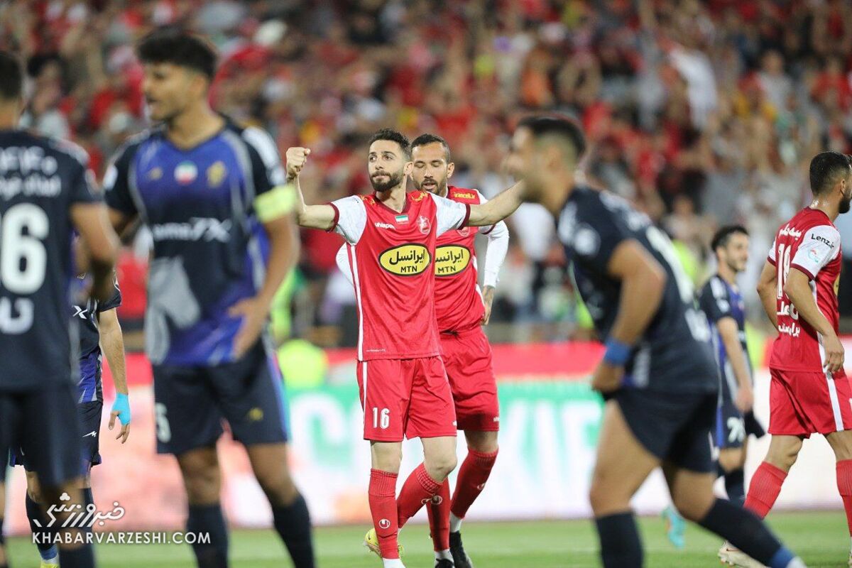 عبدی: پرسپولیس حرف هایش را در زمین مسابقه می زند/ توجهی به حاشیه ها نداریم و فقط به قهرمانی فکر می کنیم