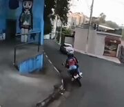ویدیو| تعقیب و گریز هیجان‌انگیز با موتورسیکلت/ ببینید پلیس چطور این دختر و پسر را دنبال می‌کند!