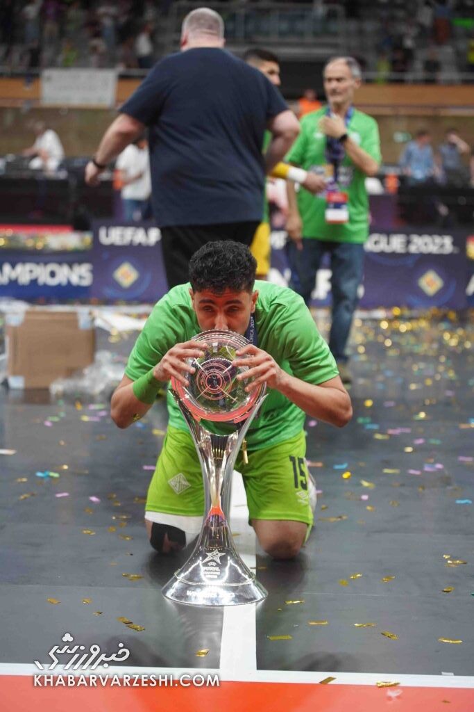 تصاویر| ژستهای عاشقانه پا زخمی ایران با جام بلورین/ شاید دیگر دست هیچ لژیونری به این جام نرسد!
