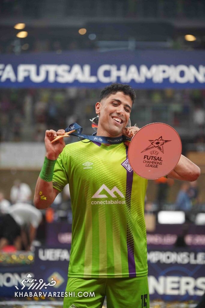 تصاویر| ژستهای عاشقانه پا زخمی ایران با جام بلورین/ شاید دیگر دست هیچ لژیونری به این جام نرسد!