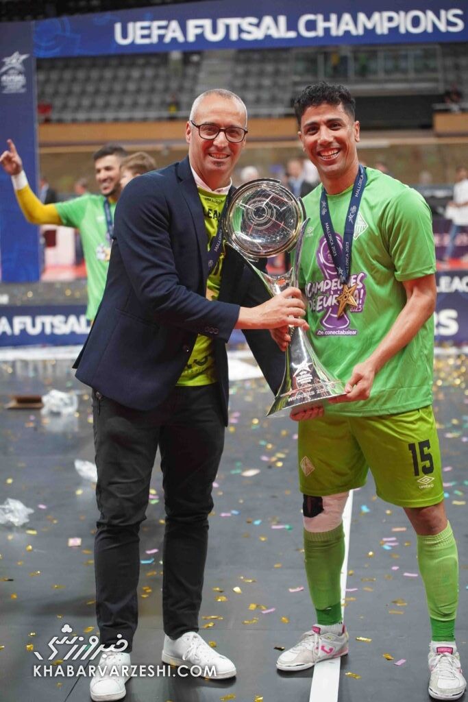 تصاویر| ژستهای عاشقانه پا زخمی ایران با جام بلورین/ شاید دیگر دست هیچ لژیونری به این جام نرسد!