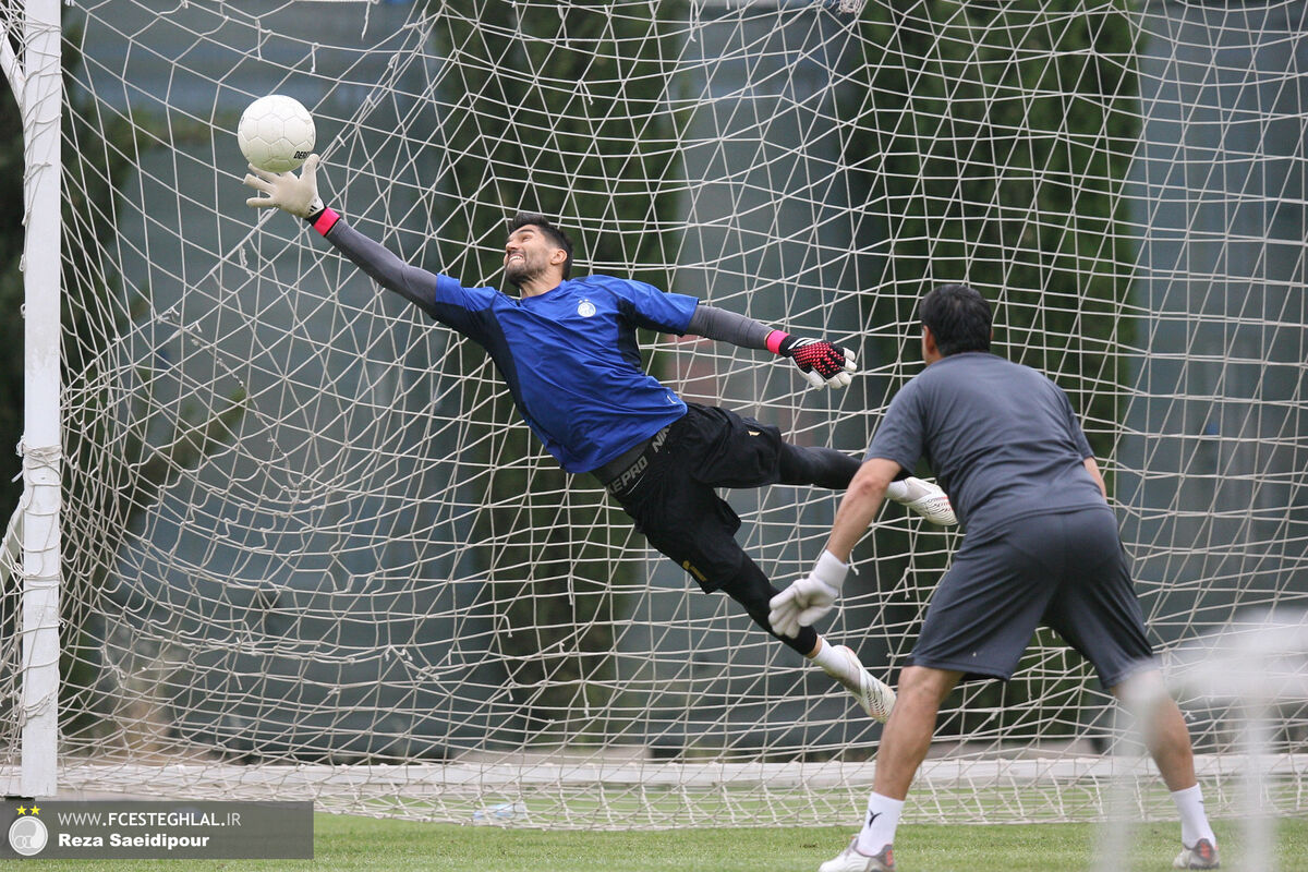 عکس| پرواز کاپیتان استقلال به سمت قهرمانی/ این جام مال آبی پوشان است