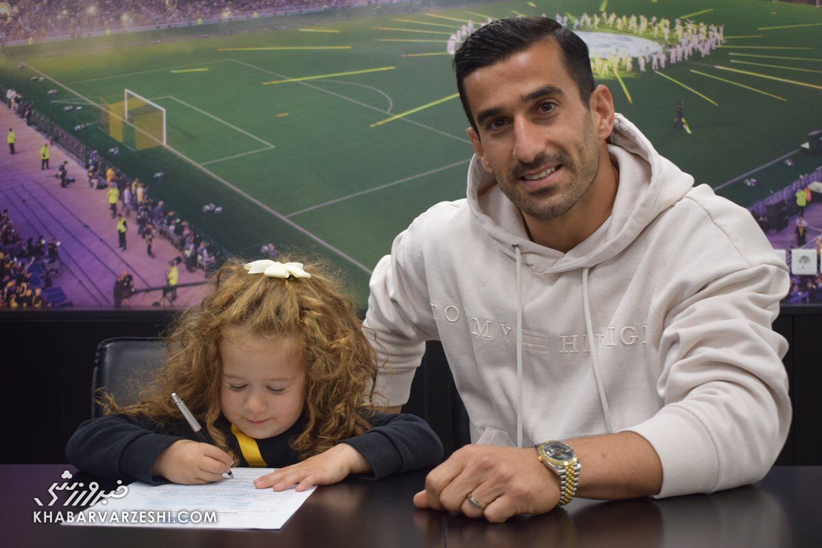 تصاویر| مهمان ویژه تمدید قرارداد کاپیتان تیم ملی/ این دختر بامزه امضا کرد!