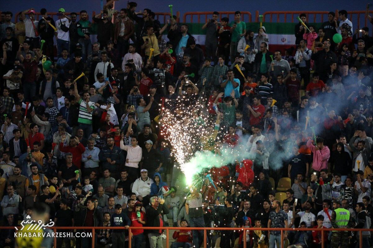 عکس| زیباترین صحنه فوتبال ایران/ تماشای خانوادگی لیگ در قزوین