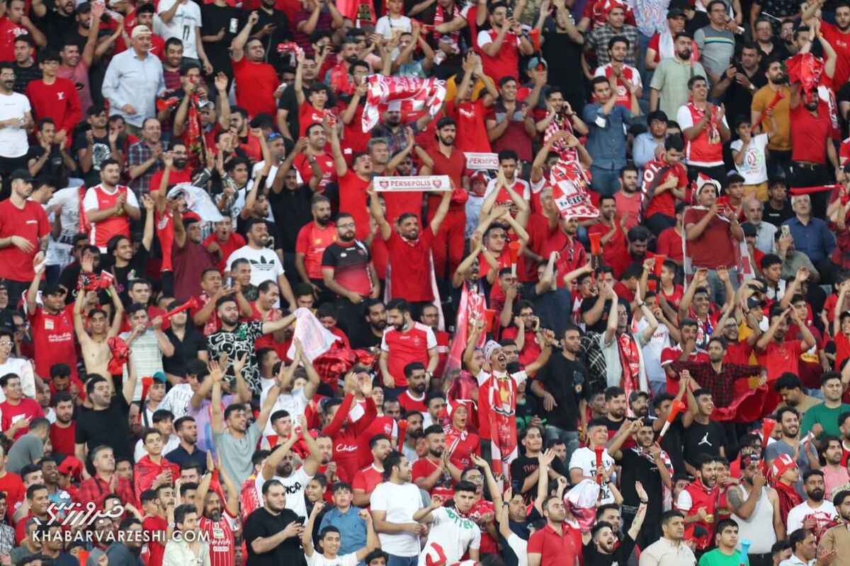 یک پرسپولیسی به دنبال بیرانوند/ مهار جیمی جامپ قبل از ورود به زمین یک پرسپولیسی به دنبال بیرانوند/ مهار جیمی جامپ قبل از ورود به زمین