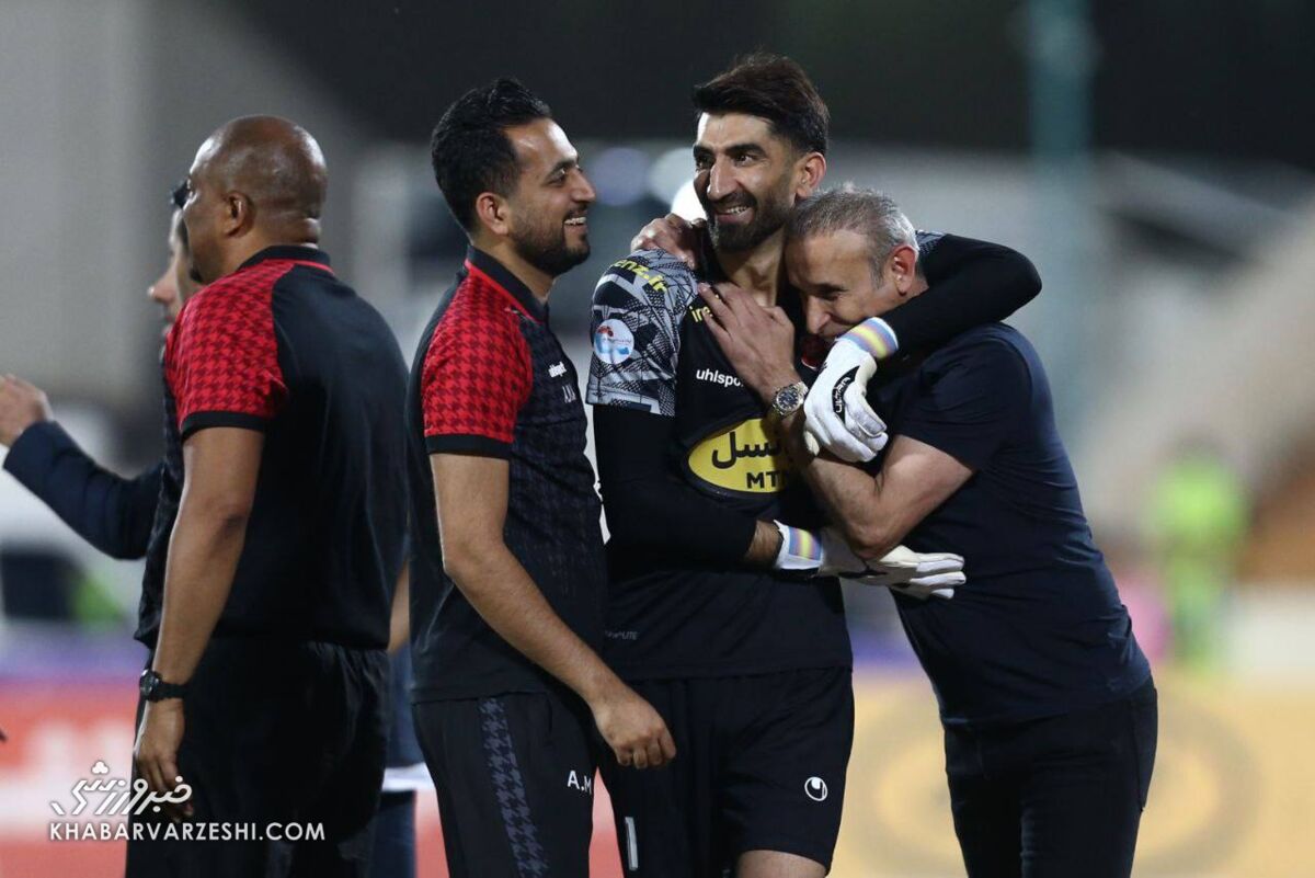 طعنه سنگین ستاره پیشین پرسپولیس به بازیکنان استقلال و سپاهان؛ دو تا شوت توی لیگ زده و علیه پرسپولیس مصاحبه میکند/ سالی یک میلیان هم نباید به این بازیکن داد!