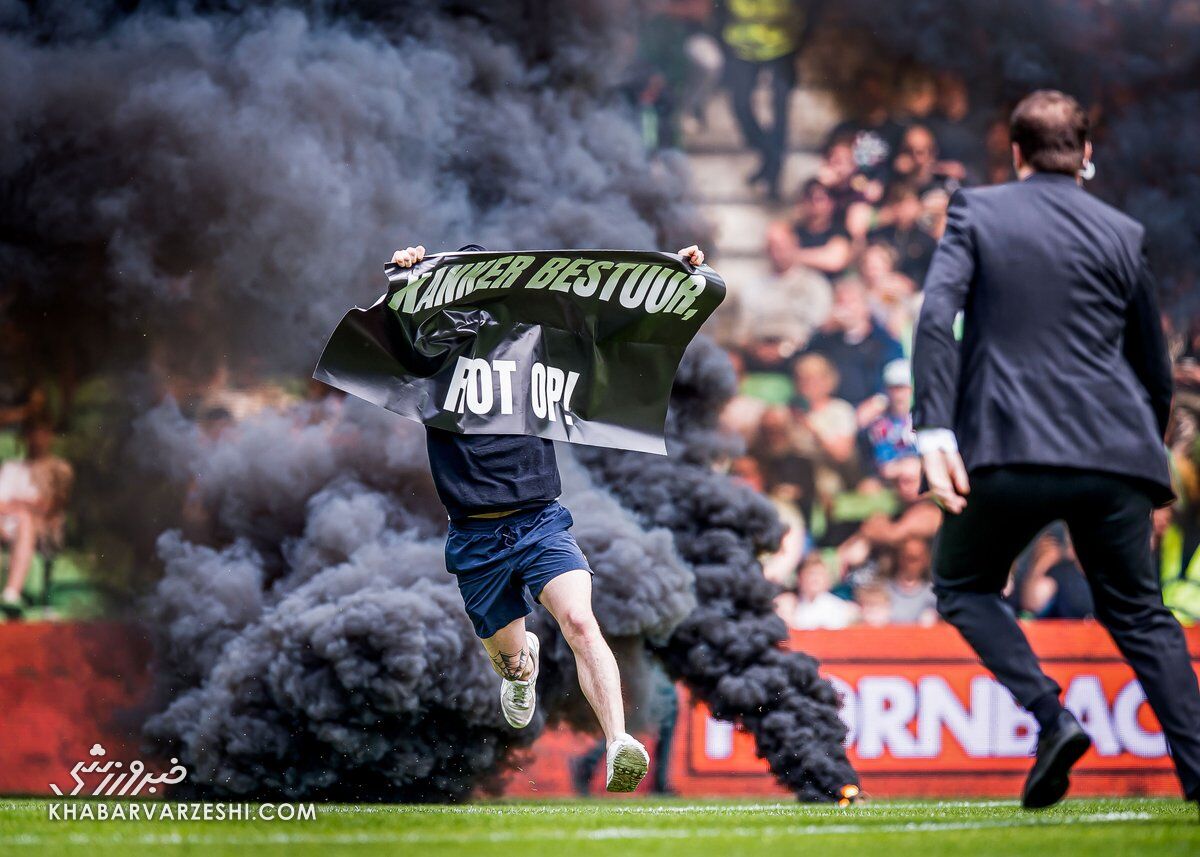 تصاویر| جنجال در بازی مهم هفته؛ تعلیق بازی بعد از پرتاب بمبهای دودزای سیاه/ جلوی این هواداران را نمیتوانید بگیرید!