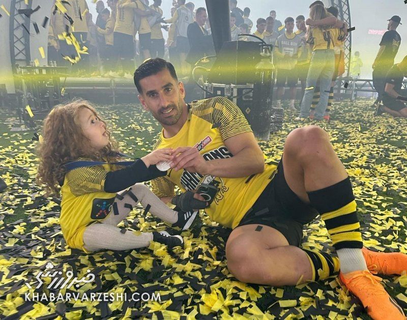جشن قهرمانی کاپیتان تیم ملی در کنار یک دختر زیبا