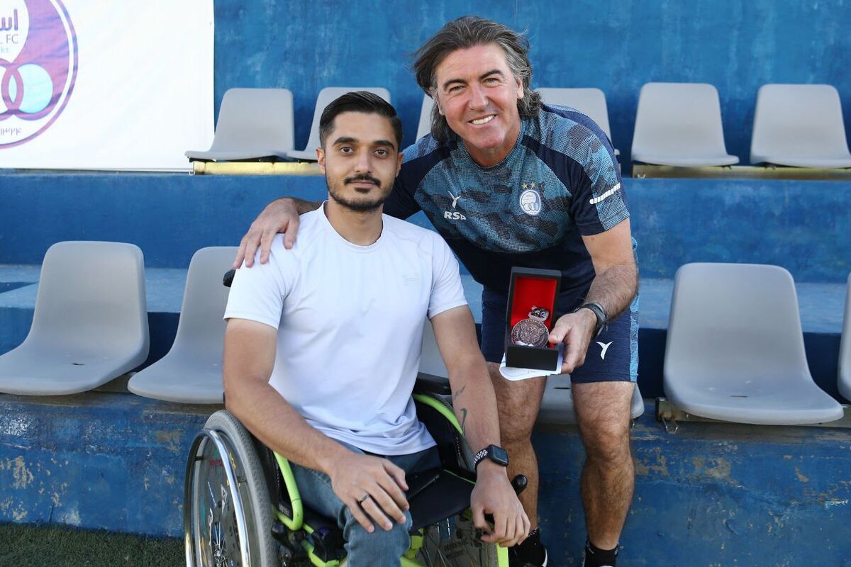 تصاویر| ساپینتو تحت تاثیر یک هوادار استقلال؛ موفقیت را از او یاد بگیرید!