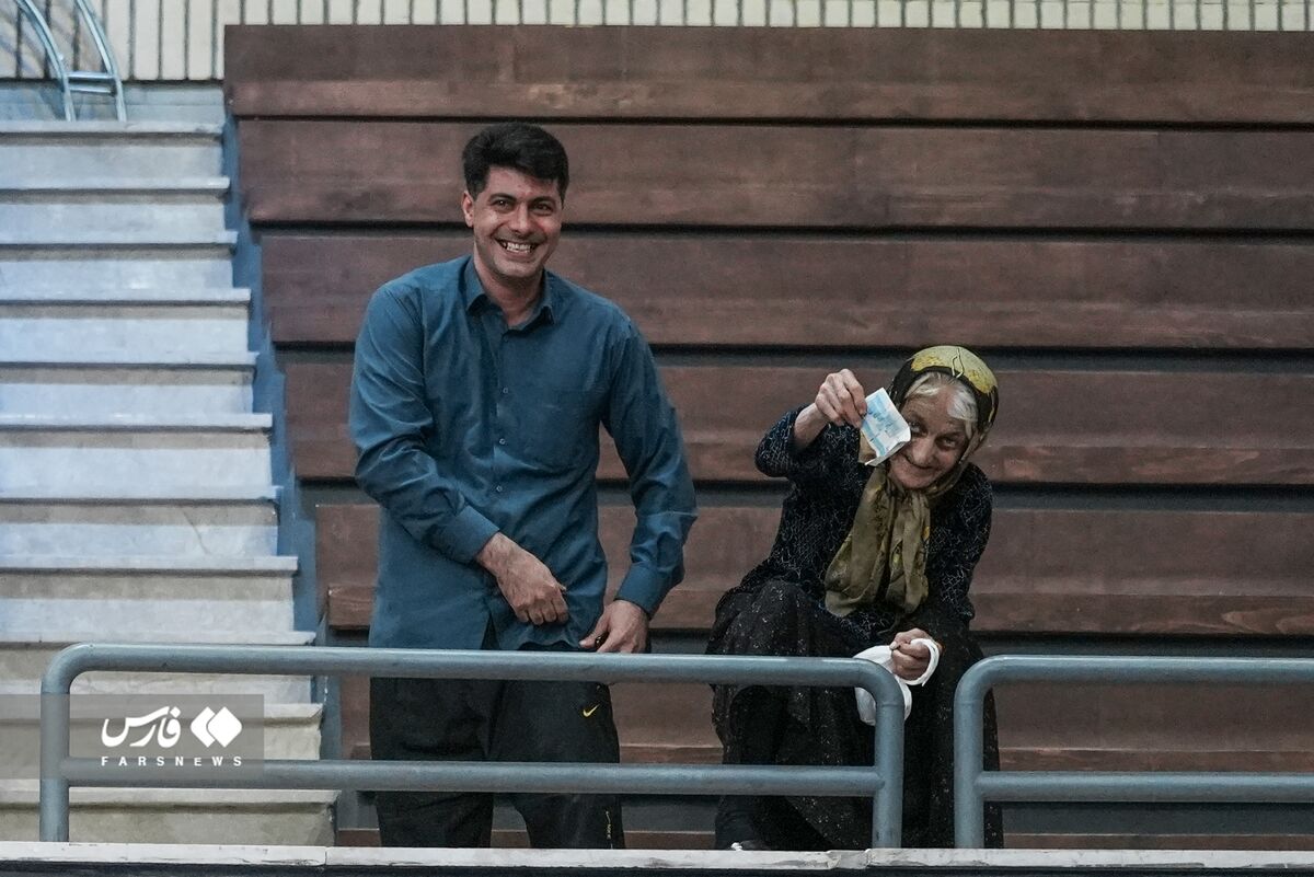 زیباترین تصویر در مسابقات کشتی کشور/ پیروزی مقابل چشمان مادربزرگ و جایزه ۱۰۰ هزار تومانی