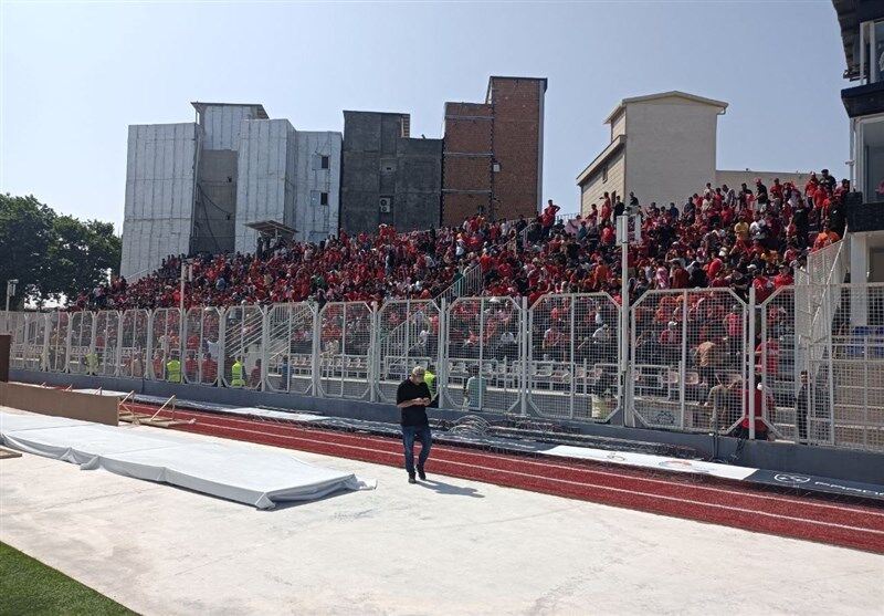 ورود هواداران بدون بلیت به ورزشگاه و شعار قهرمانی در وطنی/ پرسپولیسی‌ها بیشتر شدند!